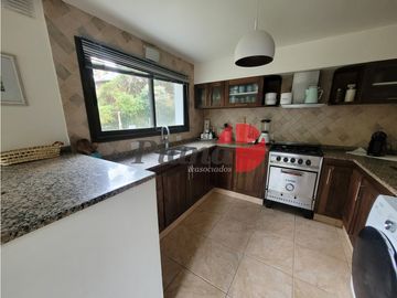 Casa en Venta - Zona Alamos - Calidad edilicia - Cercana al Golf