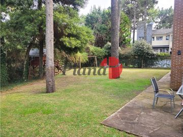 Casa en Venta - Zona Alamos - Calidad edilicia - Cercana al Golf
