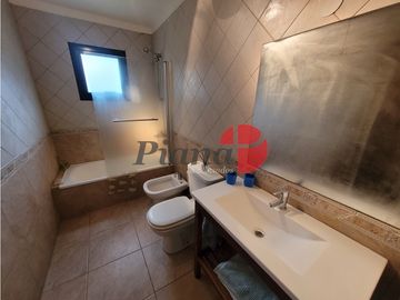 Casa en Venta - Zona Alamos - Calidad edilicia - Cercana al Golf