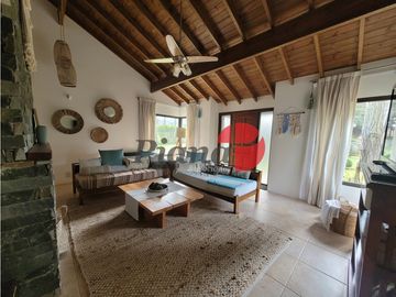Casa en Venta - Zona Alamos - Calidad edilicia - Cercana al Golf