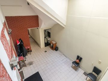 Venta PH 4 ambientes en Barracas. Cochera y patio.