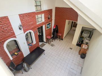 Venta PH 4 ambientes en Barracas. Cochera y patio.