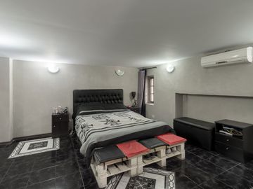 Venta PH 4 ambientes en Barracas. Cochera y patio.