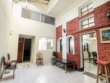 Venta PH 4 ambientes en Barracas. Cochera y patio.