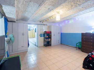 Venta PH 4 ambientes en Barracas. Cochera y patio.