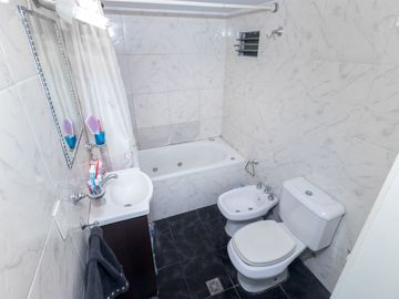 Venta PH 4 ambientes en Barracas. Cochera y patio.