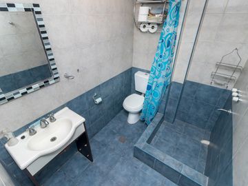 Venta PH 4 ambientes en Barracas. Cochera y patio.
