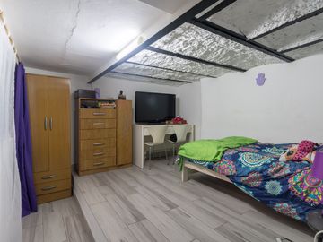 Venta PH 4 ambientes en Barracas. Cochera y patio.