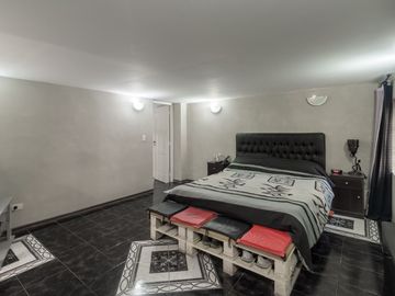 Venta PH 4 ambientes en Barracas. Cochera y patio.
