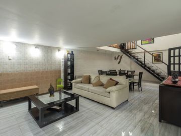 Venta PH 4 ambientes en Barracas. Cochera y patio.