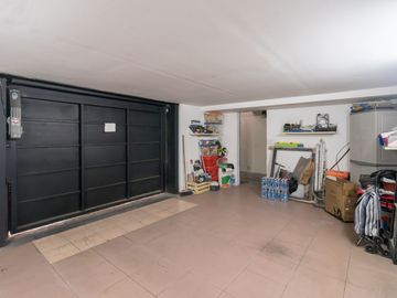 Venta PH 4 ambientes en Barracas. Cochera y patio.