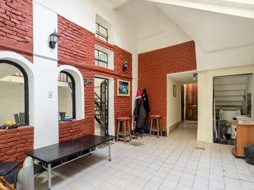 Venta PH 4 ambientes en Barracas. Cochera y patio.