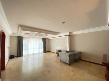 Residencia en venta en Bugambilias, a unas cuadras de la Plaza