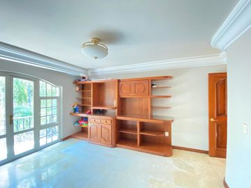 Residencia en venta en Bugambilias, a unas cuadras de la Plaza