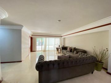 Residencia en venta en Bugambilias, a unas cuadras de la Plaza