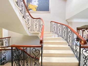 Residencia en venta en Bugambilias, a unas cuadras de la Plaza