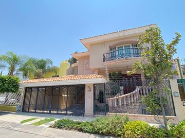 Residencia en venta en Bugambilias, a unas cuadras de la Plaza