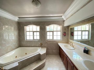 Residencia en venta en Bugambilias, a unas cuadras de la Plaza