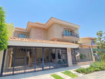 Residencia en venta en Bugambilias, a unas cuadras de la Plaza