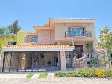 Residencia en venta en Bugambilias, a unas cuadras de la Plaza