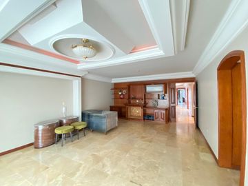 Residencia en venta en Bugambilias, a unas cuadras de la Plaza