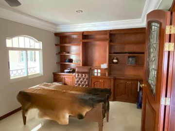 Residencia en venta en Bugambilias, a unas cuadras de la Plaza