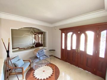 Residencia en venta en Bugambilias, a unas cuadras de la Plaza