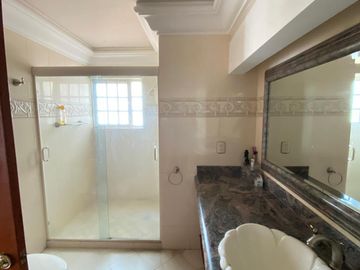 Residencia en venta en Bugambilias, a unas cuadras de la Plaza