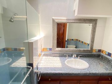 Residencia en venta en Bugambilias, a unas cuadras de la Plaza