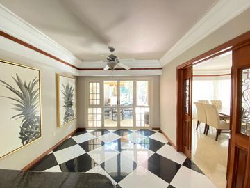 Residencia en venta en Bugambilias, a unas cuadras de la Plaza