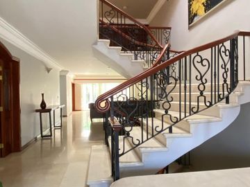Residencia en venta en Bugambilias, a unas cuadras de la Plaza