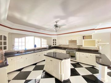 Residencia en venta en Bugambilias, a unas cuadras de la Plaza