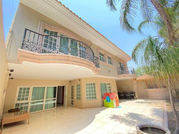 Residencia en venta en Bugambilias, a unas cuadras de la Plaza
