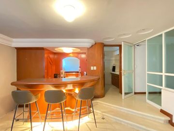 Residencia en venta en Bugambilias, a unas cuadras de la Plaza