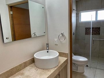 RENTA CASA AMPLIA EN ZIBATA 3 RECAMARAS CON BAÑO TERRAZA VISTA PANORAMICA
