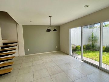 RENTA CASA AMPLIA EN ZIBATA 3 RECAMARAS CON BAÑO TERRAZA VISTA PANORAMICA