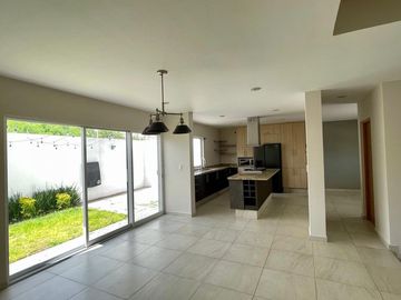 RENTA CASA AMPLIA EN ZIBATA 3 RECAMARAS CON BAÑO TERRAZA VISTA PANORAMICA