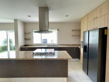 RENTA CASA AMPLIA EN ZIBATA 3 RECAMARAS CON BAÑO TERRAZA VISTA PANORAMICA