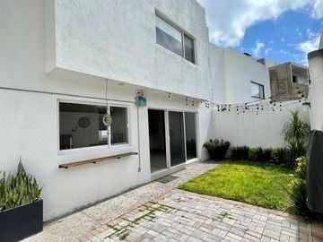 RENTA CASA AMPLIA EN ZIBATA 3 RECAMARAS CON BAÑO TERRAZA VISTA PANORAMICA