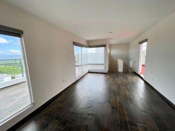 RENTA CASA AMPLIA EN ZIBATA 3 RECAMARAS CON BAÑO TERRAZA VISTA PANORAMICA