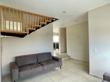 RENTA CASA AMPLIA EN ZIBATA 3 RECAMARAS CON BAÑO TERRAZA VISTA PANORAMICA