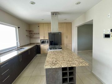 RENTA CASA AMPLIA EN ZIBATA 3 RECAMARAS CON BAÑO TERRAZA VISTA PANORAMICA