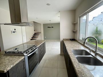 RENTA CASA AMPLIA EN ZIBATA 3 RECAMARAS CON BAÑO TERRAZA VISTA PANORAMICA