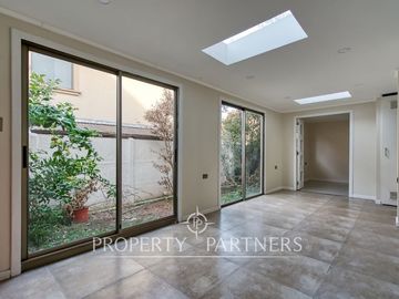 Oportunidad !!  Venta de casa en Condominio. Sector Arboleda de Peñalolén