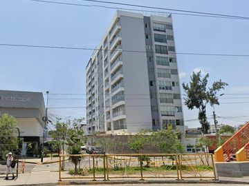 Departamento en  cuarto piso + estacionamiento cerca a Parque Casuarinas -Surco