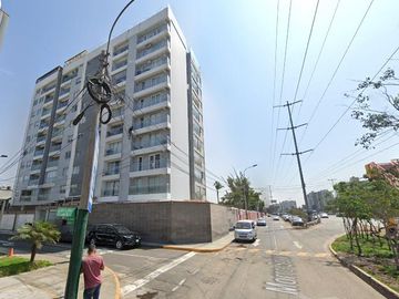 Departamento en  cuarto piso + estacionamiento cerca a Parque Casuarinas -Surco