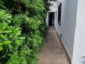 ZONA RESIDENCIAL- LOTE PROPIO  240 m2 - COCHERA Y FONDO CON DEPENDECIA