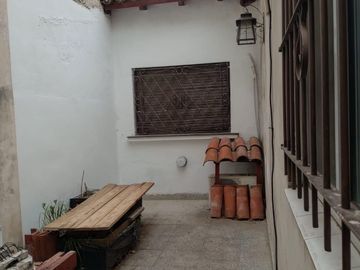 ZONA RESIDENCIAL- LOTE PROPIO  240 m2 - COCHERA Y FONDO CON DEPENDECIA