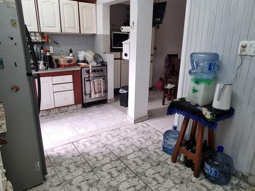 ZONA RESIDENCIAL- LOTE PROPIO  240 m2 - COCHERA Y FONDO CON DEPENDECIA