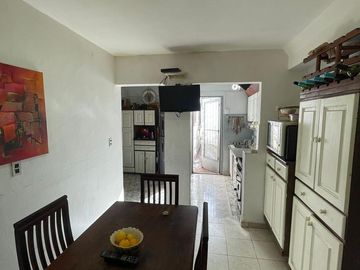 ZONA RESIDENCIAL- LOTE PROPIO  240 m2 - COCHERA Y FONDO CON DEPENDECIA